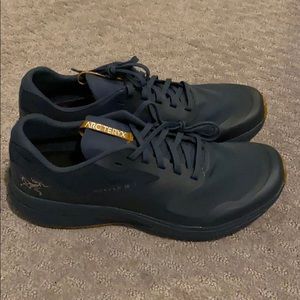 Arc’teryx Nirvana LD 2 hiking shoes. Womens size 9